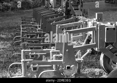 Nahaufnahme abstrakte Ansicht eines Vintage-Traktor gezeichnet 12-reihige Ernte Grubber Farm Anbaugerät, verwendet, um zu pflügen und entfernen Unkraut zwischen den Reihen von Kulturen Stockfoto