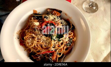 Pasta mit Meeresfrüchten Garnelen und Muscheln auf einem weißen Teller Im Café Stockfoto