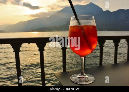 Genießen Sie einen erfrischenden Aperitif bei Sonnenuntergang am Comer See. Stockfoto