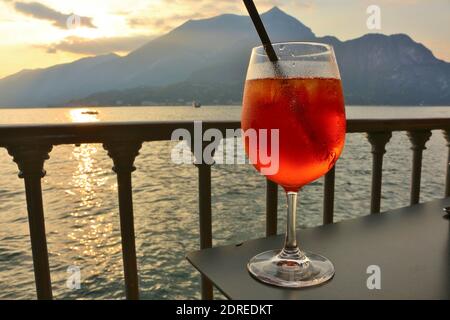 Genießen Sie einen erfrischenden Aperitif bei Sonnenuntergang am Comer See. Stockfoto