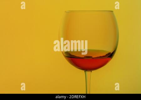 Ein Glas Cognac isoliert auf gelbem Hintergrund Stockfoto