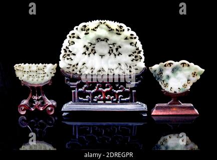 19. Centure chinesische nephrite Jade Bildschirme mit antikem hölzernen Stands.. Stockfoto