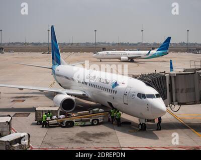 Zwei Garuda Indonesia Boeing 737 im Terminal 3, Soekarno–Hatta International Airport in Jakarta, Indonesien. Stockfoto