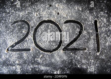 Von Hand geschriebener Eindruck von 2021 auf Mehlstaub. Stockfoto