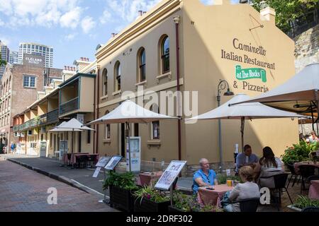 Italienisches Pizza-Restaurant in der Rocks-Gegend von Sydney, NSW, Australien mit Leute, die draußen essen Stockfoto