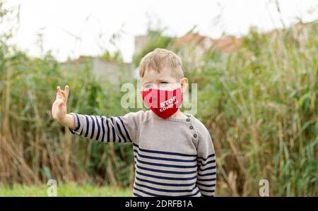 Kaukasischer kleiner Junge in einer Schutzmaske. Gesundheitswesen. Schutz Stockfoto