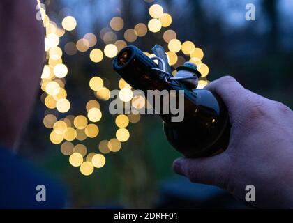 Remscheid, Deutschland. November 2020. Ein Mann hält eine Flasche Bier in der Hand (posierte Szene). In Nordrhein-Westfalen waren Gruppenversammlungen nahezu universell möglich, da nach Ziffer 7 der Corona-Schutzverordnung Selbsthilfeangebote zu den "weiteren außerschulischen Bildungsangeboten" gehören. Dennoch haben die Gruppen der Suchtselbsthilfe derzeit auch andere kommunikative Wege vielerorts genutzt und nutzen sie noch. Vom Telefon, zum Walk-in-Pairs, Whats-App-Gruppen, Chats oder Videokonferenzen. (Zu dpa 'sucht Selbsthilfe zunehmend Kredit: dpa/Alamy Live News Stockfoto