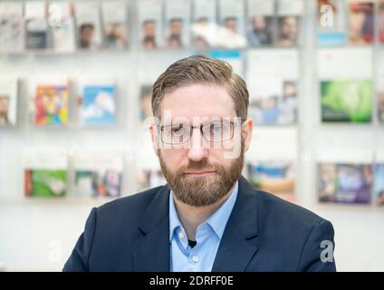 30. November 2020, Nordrhein-Westfalen, Hamm: Peter Raiser, Politikreferent und stellvertretender Geschäftsführer der Deutschen Hauptstelle für Suchfragen e.V. (DHS), hat seinen Sitz in der Zentrale. In Nordrhein-Westfalen waren Gruppenversammlungen nahezu universell möglich, da nach Ziffer 7 der Corona-Schutzverordnung Selbsthilfeangebote zu den "weiteren außerschulischen Bildungsangeboten" gehören. Dennoch haben die Gruppen der Suchtselbsthilfe derzeit auch andere kommunikative Wege vielerorts genutzt und nutzen sie noch. Vom Telefon bis zum Th Stockfoto