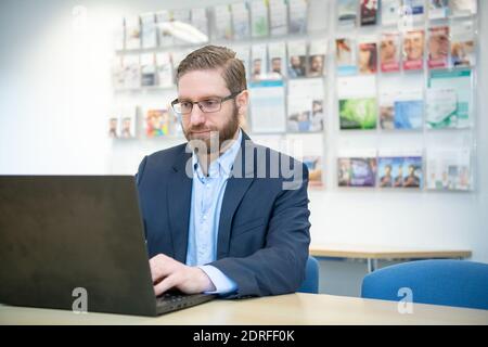 30. November 2020, Nordrhein-Westfalen, Hamm: Peter Raiser, Politikreferent und stellvertretender Geschäftsführer der Deutschen Hauptstelle für Suchfragen e.V. (DHS), sitzt vor einem Laptop in der Zentrale. In Nordrhein-Westfalen waren Gruppenversammlungen nahezu universell möglich, da nach Ziffer 7 der Corona-Schutzverordnung Selbsthilfeangebote zu den "weiteren außerschulischen Bildungsangeboten" gehören. Dennoch haben die Gruppen der Suchtselbsthilfe derzeit auch andere kommunikative Wege vielerorts genutzt und nutzen sie noch. Aus dem Stockfoto