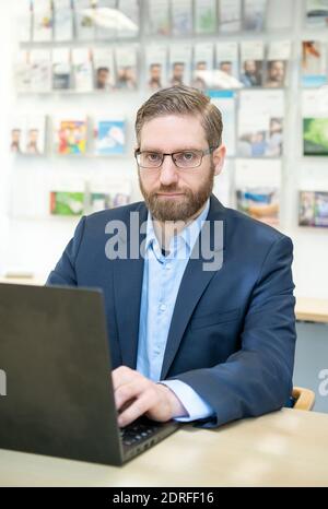 30. November 2020, Nordrhein-Westfalen, Hamm: Peter Raiser, Politikreferent und stellvertretender Geschäftsführer der Deutschen Hauptstelle für Suchfragen e.V. (DHS), sitzt vor einem Laptop in der Zentrale. In Nordrhein-Westfalen waren Gruppenversammlungen nahezu universell möglich, da nach Ziffer 7 der Corona-Schutzverordnung Selbsthilfeangebote zu den "weiteren außerschulischen Bildungsangeboten" gehören. Dennoch haben die Gruppen der Suchtselbsthilfe derzeit auch andere kommunikative Wege vielerorts genutzt und nutzen sie noch. Aus dem Stockfoto