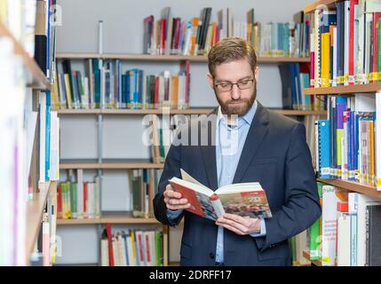 30. November 2020, Nordrhein-Westfalen, Hamm: Peter Raiser, Politikreferent und stellvertretender Geschäftsführer der Deutschen Hauptstelle für Suchfragen e.V. (DHS), steht in der Bibliothek am Hauptsitz. In Nordrhein-Westfalen waren Gruppenversammlungen nahezu universell möglich, da nach Ziffer 7 der Corona-Schutzverordnung Selbsthilfeangebote zu den "weiteren außerschulischen Bildungsangeboten" gehören. Dennoch haben die Gruppen der Suchtselbsthilfe derzeit auch andere kommunikative Wege vielerorts genutzt und nutzen sie noch. Von der te Stockfoto