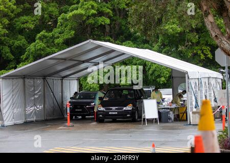 COVID 19 Pop-up-Fahrt durch die Testklinik in Avalon Strand nach Ausbruch im RSL und Bowling Club, Sydney, Australien Stockfoto