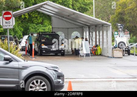 COVID 19 Pop-up-Fahrt durch die Testklinik in Avalon Strand nach Ausbruch im RSL und Bowling Club, Sydney, Australien Stockfoto