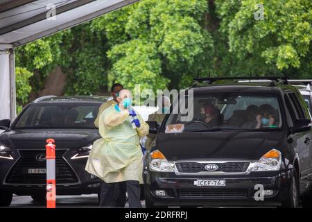 COVID 19 Pop-up-Fahrt durch die Testklinik in Avalon Strand nach Ausbruch im RSL und Bowling Club, Sydney, Australien Stockfoto