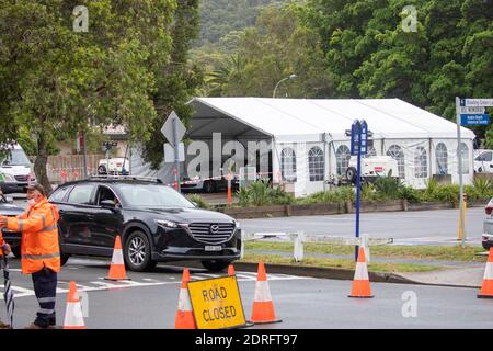 COVID 19 Pop-up-Fahrt durch die Testklinik in Avalon Strand nach Ausbruch im RSL und Bowling Club, Sydney, Australien Stockfoto