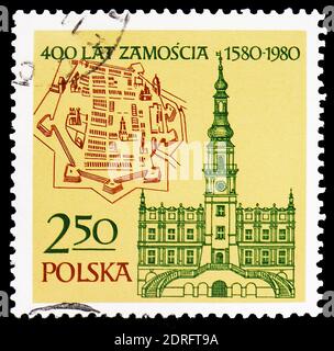 MOSKAU, RUSSLAND - 9. FEBRUAR 2019: Eine in Polen gedruckte Briefmarke zeigt Karte und altes Rathaus,1591, 400. Jahrestag der Zamosc Serie, um 1980 Stockfoto