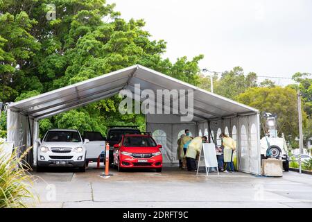 COVID 19 Pop-up-Fahrt durch die Testklinik in Avalon Strand nach Ausbruch im RSL und Bowling Club, Sydney, Australien Stockfoto