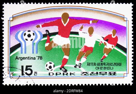 MOSKAU, RUSSLAND - 9. FEBRUAR 2019: Eine in Korea gedruckte Marke zeigt Fußballspielszenen, Emblem der Fußball-Weltmeisterschaft 1978 FIFA, Argentinien Serie, Stockfoto