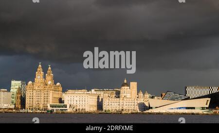 Blick über den Fluss Mersey an der weltberühmten Uferpromenade von Liverpool, aufgenommen von Woodside auf der Wirral im Dezember 2020. Stockfoto