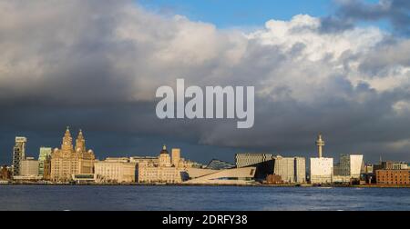 Blick über den Fluss Mersey an der weltberühmten Uferpromenade von Liverpool, aufgenommen von Woodside auf der Wirral im Dezember 2020. Stockfoto