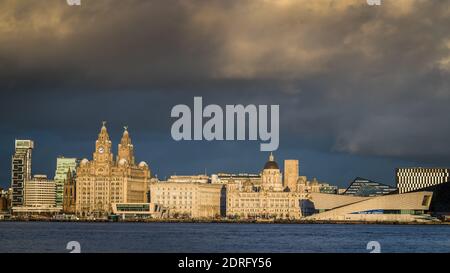 Blick über den Fluss Mersey an der weltberühmten Uferpromenade von Liverpool, aufgenommen von Woodside auf der Wirral im Dezember 2020. Stockfoto