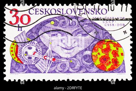 MOSKAU, RUSSLAND - 10. FEBRUAR 2019: Eine in der Tschechoslowakei gedruckte Briefmarke zeigt UdSSR-Tschechoslowakei-DDR, Research of Space Serie, um 1975 Stockfoto