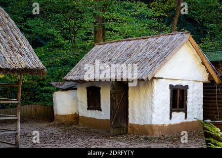 Traditionelles weißes slawisches Haus mit Strohdach. Stockfoto