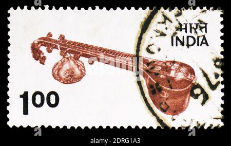 MOSKAU, RUSSLAND - 10. FEBRUAR 2019: Eine in Indien gedruckte Briefmarke zeigt Veena, Country Motifs Serie, um 1975 Stockfoto