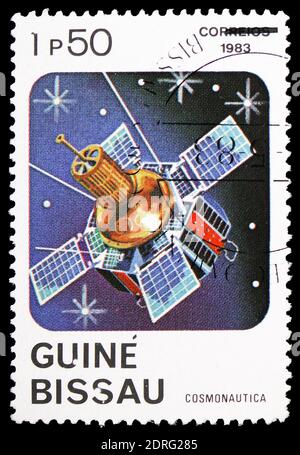 MOSKAU, RUSSLAND - 10. FEBRUAR 2019: Eine in Guinea-Bissau gedruckte Briefmarke zeigt Satellite, Space Serie, um 1983 Stockfoto