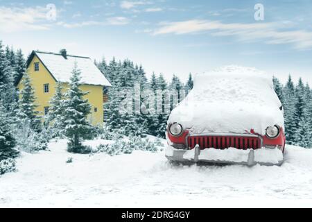 Retro-Auto mit Schnee bedeckt auf dem Hintergrund eines Holzhaus Stockfoto