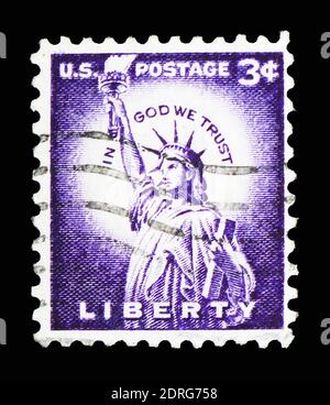 MOSKAU, RUSSLAND - 10. FEBRUAR 2019: Eine in den USA gedruckte Briefmarke zeigt Freiheitsstatue (1875), Liberty Island, New York City, Liberty Issue seri Stockfoto