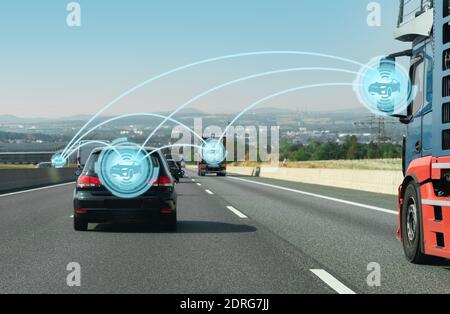 Fahrzeug zu Fahrzeug Kommunikation. Austausch von Daten zwischen Autos. Stockfoto