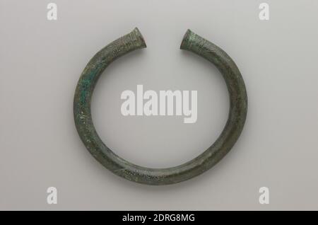 Armband oder Fußkettchen mit eingeschnittenen Design, 10.–8. Jahrhundert v. Chr., Bronze, 5 Zoll (12.7 cm), Iranisch/Persisch, Eisenzeit, Schmuck Stockfoto