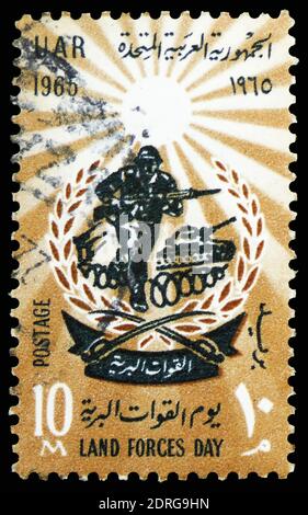 MOSKAU, RUSSLAND - 10. FEBRUAR 2019: Eine in Ägypten gedruckte Briefmarke zeigt Land Forces Day - Emblem and Sun, Military Forces Serie, um 1965 Stockfoto