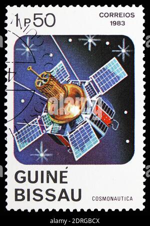 MOSKAU, RUSSLAND - 10. FEBRUAR 2019: Eine in Guinea-Bissau gedruckte Briefmarke zeigt Satellite, Space Serie, um 1983 Stockfoto