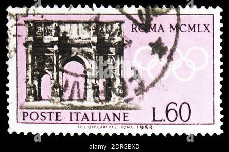 MOSKAU, RUSSLAND - 10. FEBRUAR 2019: Eine in Italien gedruckte Briefmarke zeigt Konstantinsbogen, vorolympische Spiele Rom der Serie 1960, um 1959 Stockfoto