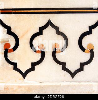 Detail der antiken Marmor geometrischen Ornament. Altes Mosaik auf Marmor in Taj Mahal, Indien Stockfoto