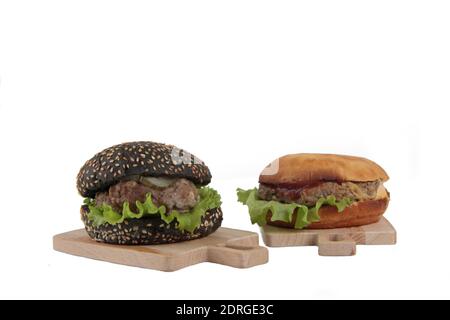 Zwei Hamburger auf Holz Schneidetische isoliert auf weißem Hintergrund flach legen. Das Bild enthält den Kopierbereich Stockfoto