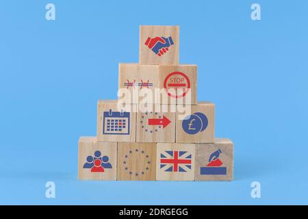 Brexit-Verhandlungskonzept mit Holzwürfeln, die Symbole zu zeigen England verlässt die Europäische Union Stockfoto