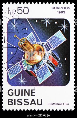 MOSKAU, RUSSLAND - 10. FEBRUAR 2019: Eine in Guinea-Bissau gedruckte Briefmarke zeigt Satellite, Space Serie, um 1983 Stockfoto