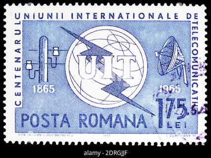 MOSKAU, RUSSLAND - 10. FEBRUAR 2019: Eine in Rumänien gedruckte Briefmarke zeigt ITU Badge, Telegraph Pole & Antenna, Serie, um 1965 Stockfoto