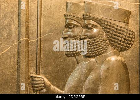 Nationalmuseum des Iran, Teheran, Iran. Relief aus dem Apadana Palast in Persepolis mit persischen Soldaten. Stockfoto