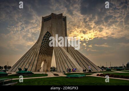 Sonnenuntergang am Azadi Tower. Teheran, Iran. Stockfoto