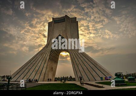 Sonnenuntergang am Azadi Tower. Teheran, Iran. Stockfoto