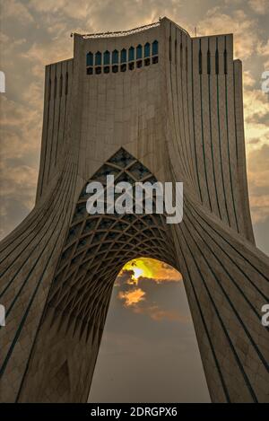 Sonnenuntergang am Azadi Tower. Teheran, Iran. Stockfoto