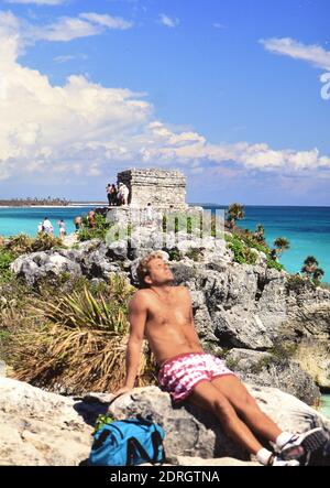 1990er Tulum Mexico - man sonnt sich in der Nähe der Maya-Ruinen von Tulum Mexico Ca. 1993-1999 Stockfoto