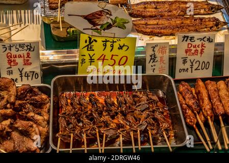 Sperling und andere Spieße in einem Fleischstand, Nishiki Markt, Kyoto, Japan Stockfoto