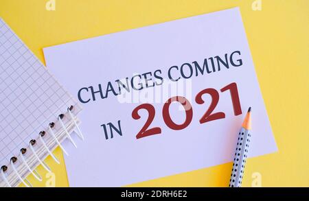 Änderungen kommen im Jahr 2021 auf White Paper geschrieben. Das Textzeichen mit Änderungen wird angezeigt. Konzeptuelles Foto, das jemandem sagt, dass die Zukunft anders sein wird Stockfoto