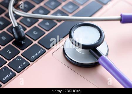 Stethoskop auf Laptop-Tastatur. Medizinische Weiterbildungskurse Stockfoto