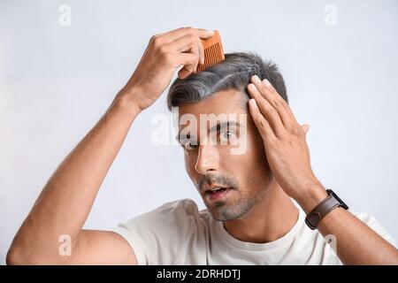 Gestresster Mann mit grauem Haar auf hellem Hintergrund Stockfoto